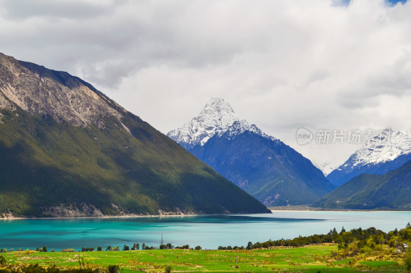 西藏林芝巴松措山水自然风景