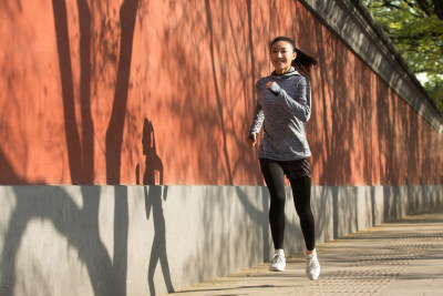 青年女人户外奔跑