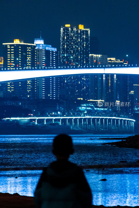 城市夜景孤独的人像