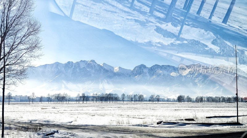 雪山下被白雪覆盖的空旷田野