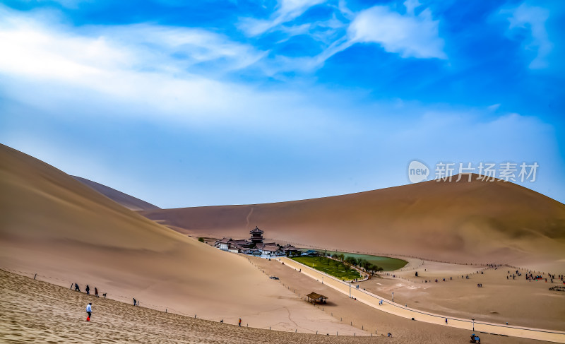 甘肃敦煌鸣沙山月牙泉沙漠景观