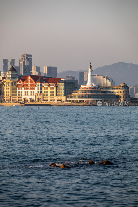 黄昏落日时青岛小麦岛公园自然风景城市景观