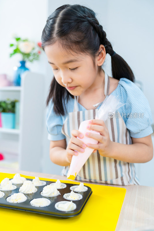 快乐的小女孩制作糕点