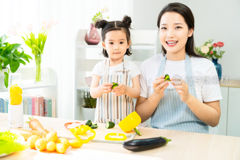 妈妈和女儿一起做饭