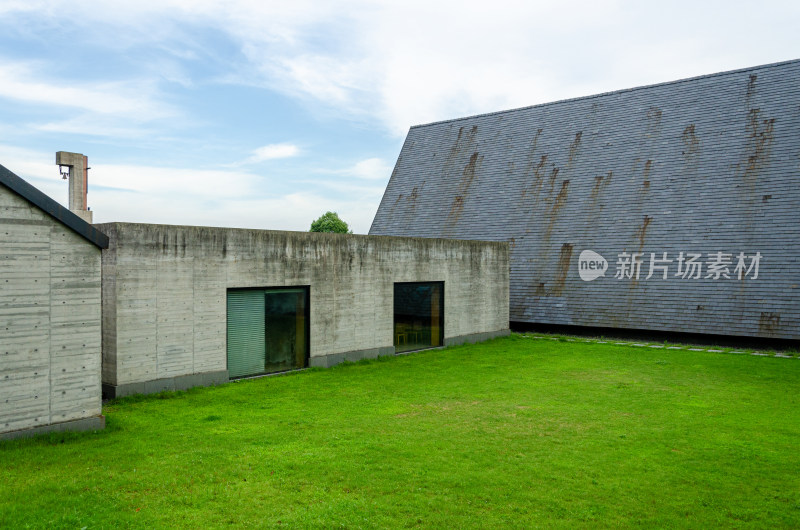 带绿植草地的灰色混凝土建筑外观