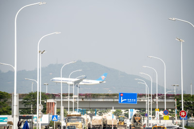 空中飞行的客机特写