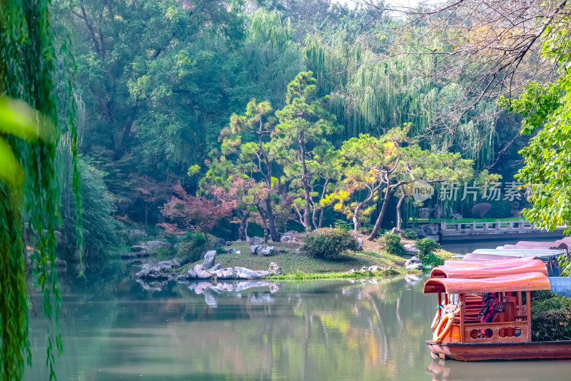 晴朗的午后，扬州瘦西湖江南园林风景