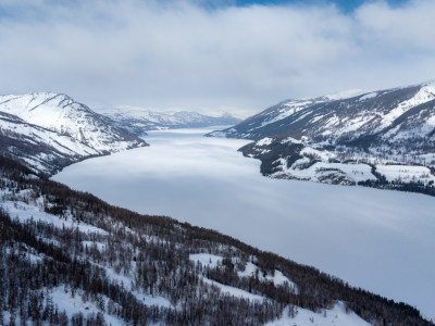 新疆喀纳斯雪景神仙湾冰河晨雾雪山森林雾凇