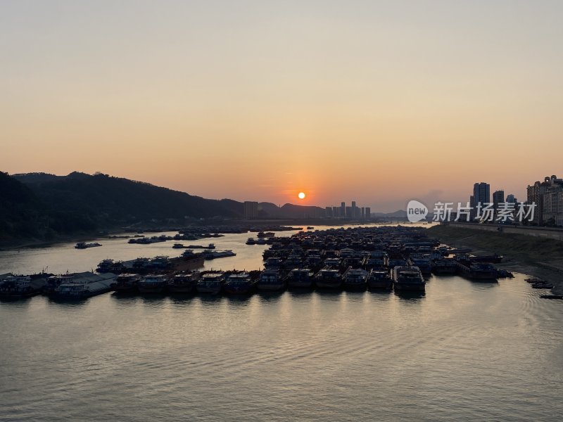 梧州西江江上众多船只与落日余晖的美丽景象