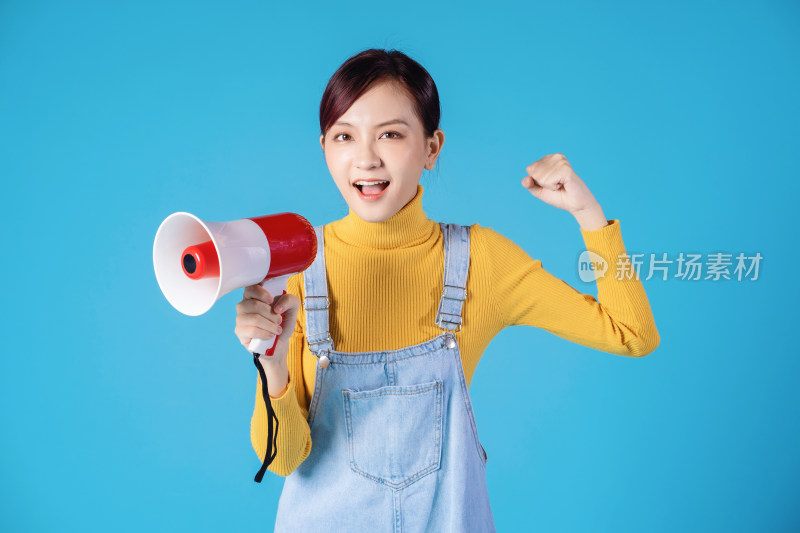 手持扩音器的活力女性