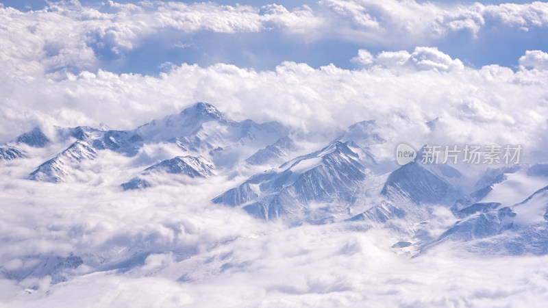 飞机上拍摄的雪山与云层