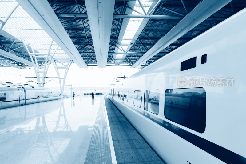 高铁站台上的高速列车