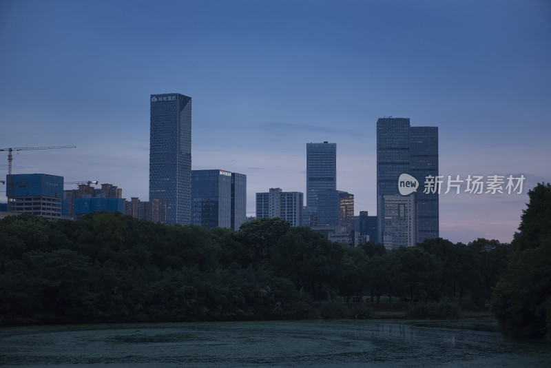 写字楼夜景 夕阳下的写字楼