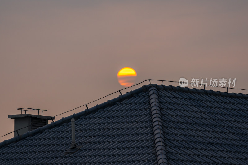 屋顶上的日出美景