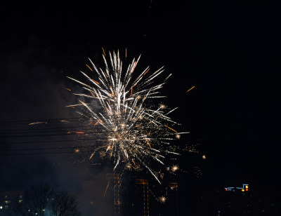 夜空下绚烂多彩的烟花绽放景象