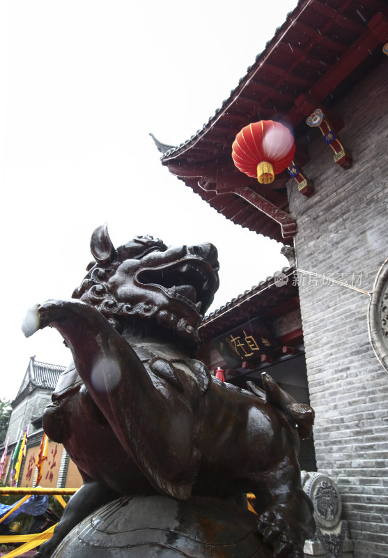 商丘清凉寺前石狮子及建筑景象