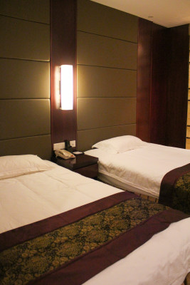 酒店房间双床及床头灯场景