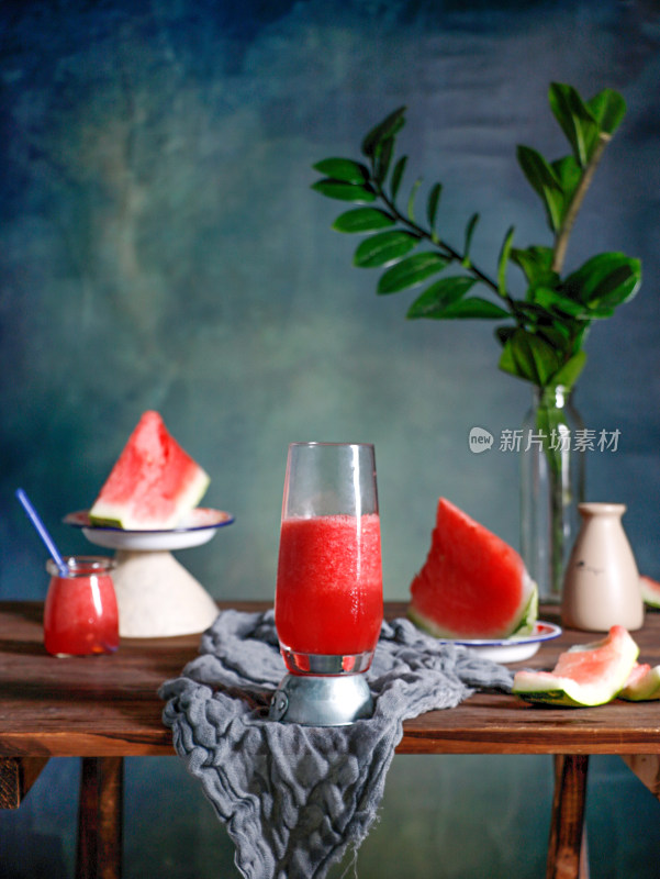 桌面上的夏日新鲜水果西瓜和西瓜汁