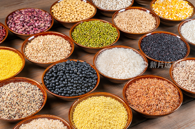 木桌上的多种五谷杂粮组合