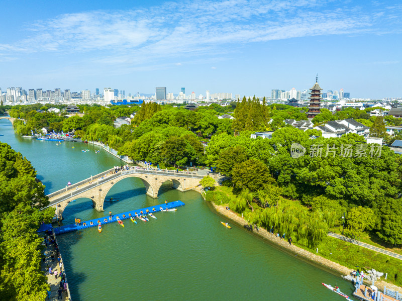 航拍苏州盘门景区外护城河上的浆板运动