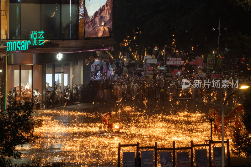 重庆铜梁传统非遗民俗打铁花舞龙