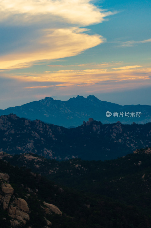 海上第一名山崂山的山峰云霞