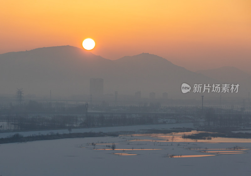 山东济宁邹城孟子湖日出雪景