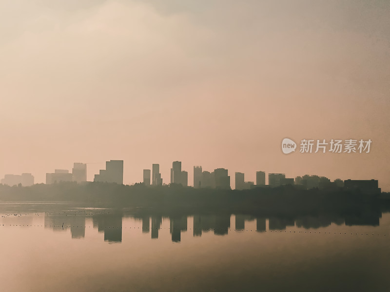 四川成都兴隆湖晨雾中的城市建筑剪影