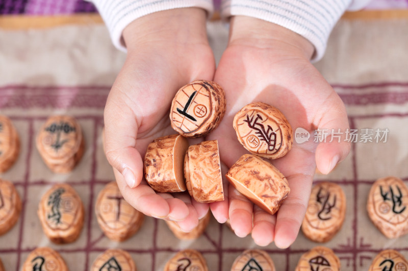 刻着中国篆字的棋子在孩子手里