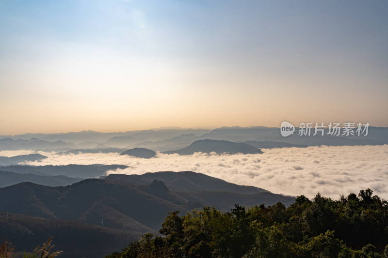 山之间的云海