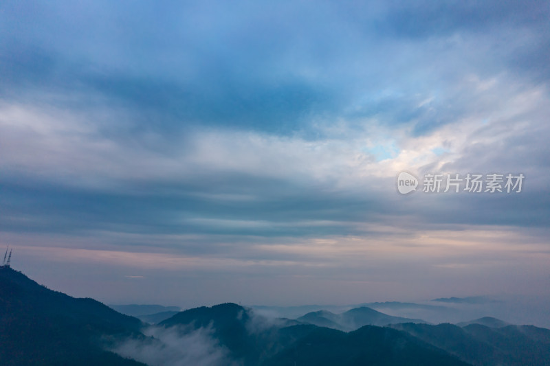 清晨山川云雾缭绕日出航拍摄影图