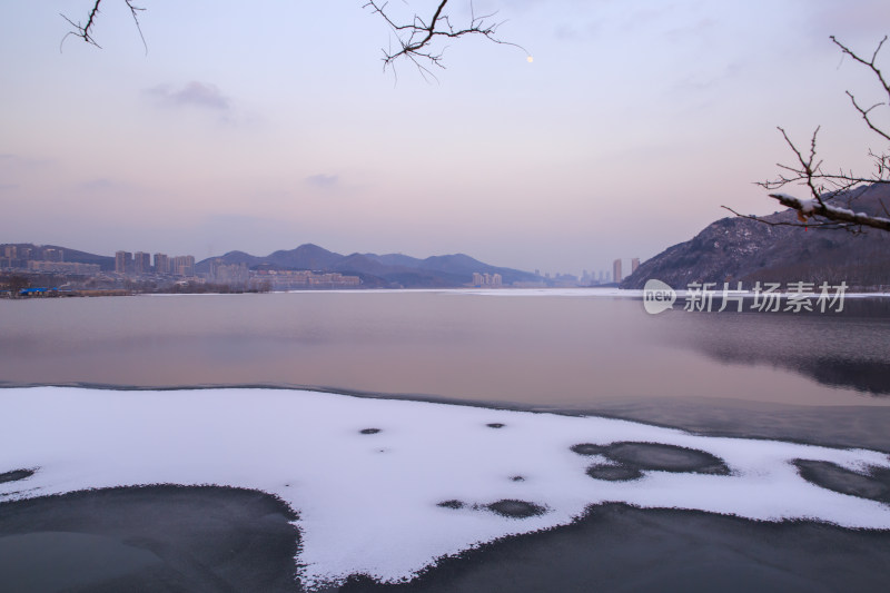 黄昏时大连西山水库雪景