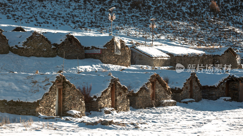 云南藏区冰雪世界牛棚石头房