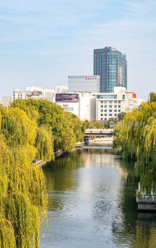 济宁老运河越河河道桥梁城市建筑倒影景观