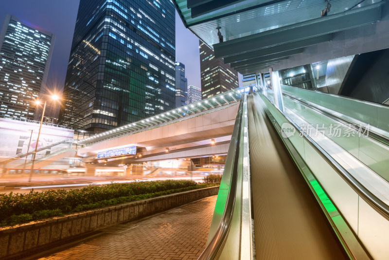 城市街道夜晚车流与高楼景观