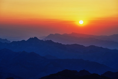 夕阳下的潭溪山