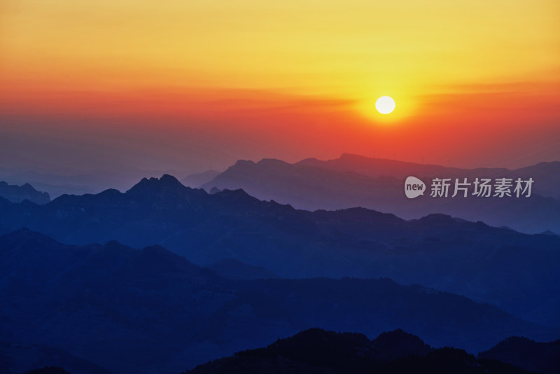 夕阳下的潭溪山