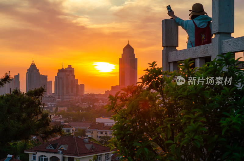 在青岛小鱼山上看城市夕阳