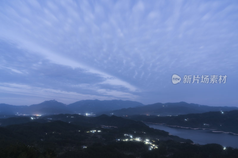 山间夜空繁星璀璨的静谧自然景象