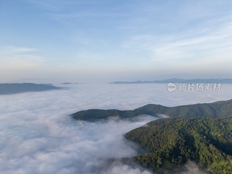 航拍云海之上的山峦