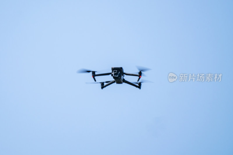 空中飞行的无人机