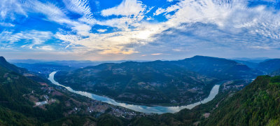 大山里蜿蜒的河流