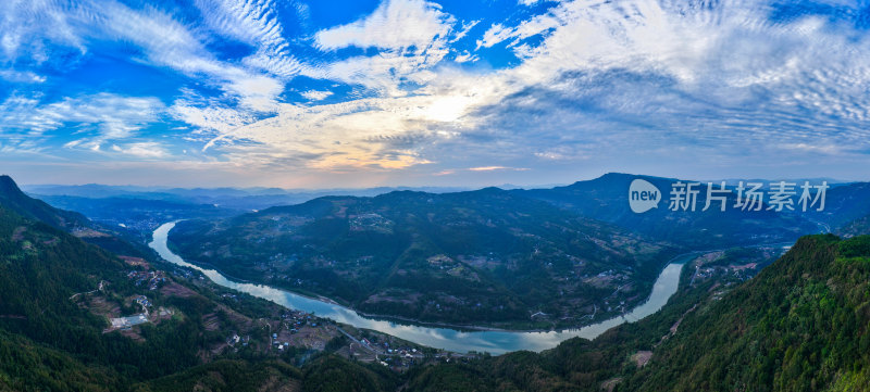 大山里蜿蜒的河流