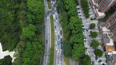 广东东莞：航拍道路上的塞车现象