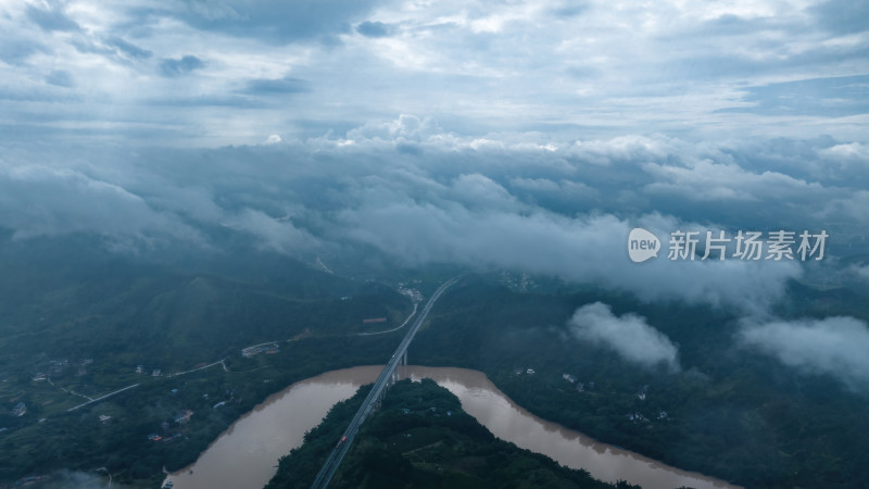 汛期洪水泛滥的桂林漓江上的高速公路大桥
