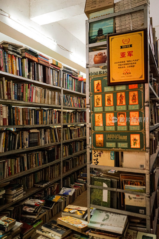 堆满书籍的室内书架场景