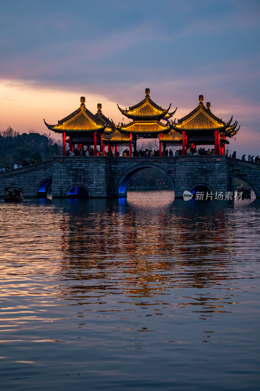 廋西湖五亭桥中式古桥与亭台楼阁黄昏景致