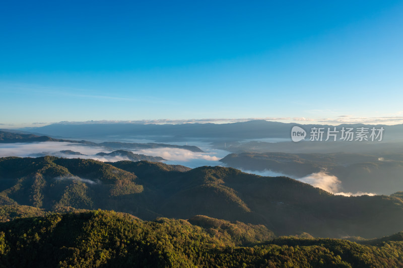 日出金光，山川云雾