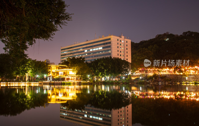 湖畔夜景下的现代建筑与古典建筑相映成趣