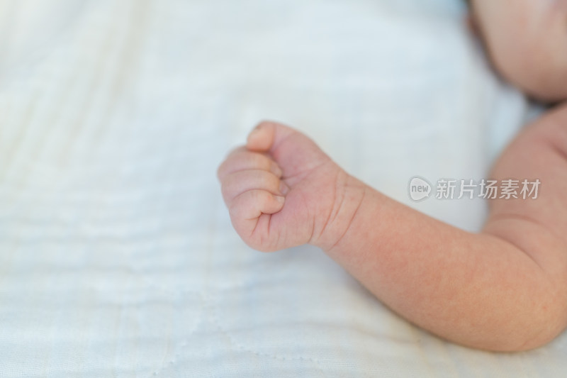 新生儿宝宝的小手臂